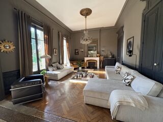  Propriété/château à louer 8 pièces 300 m²