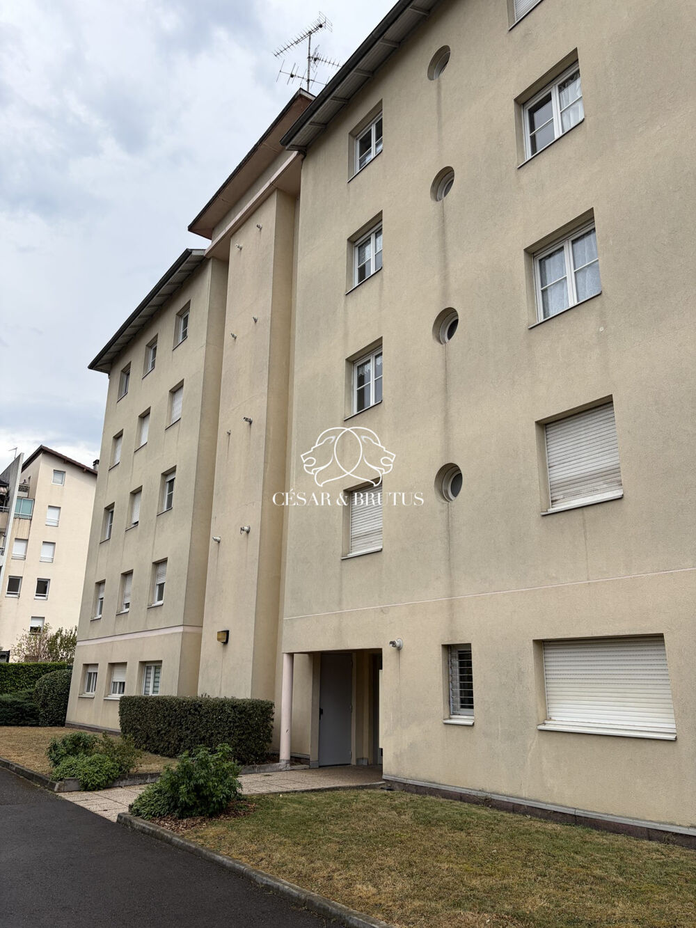 T3 de 81,37 m² avec terrasse, garage double et parking  Vend