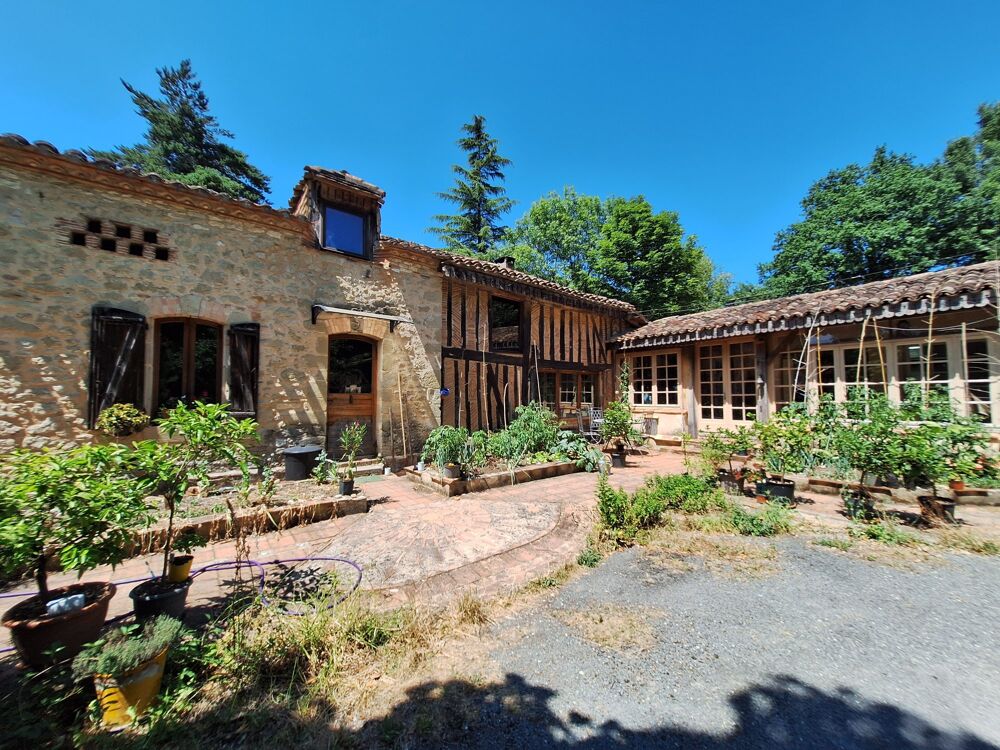 Maison en pierre avec piscine et terres.