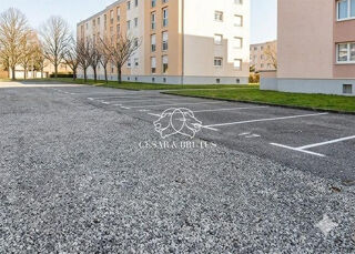  Parking / Garage � vendre 300 m� Roanne