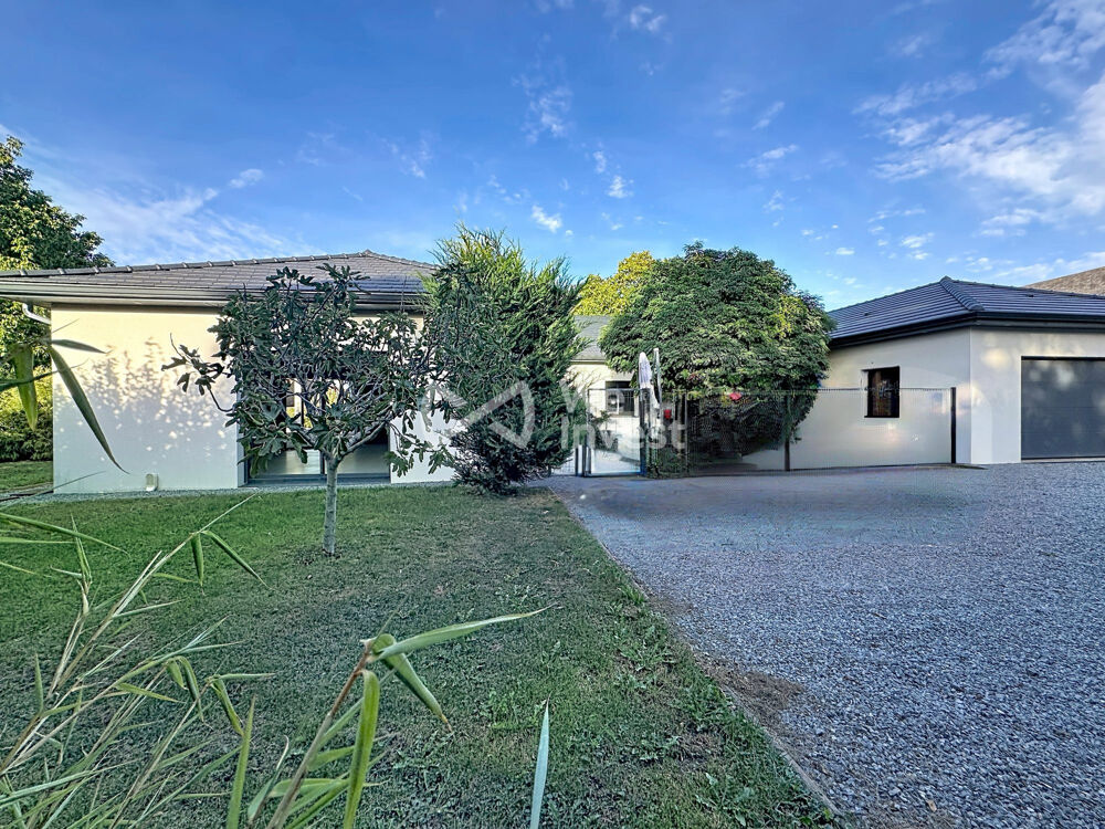 Villa de plain-pied de 225m2 avec piscine, garage et jardin.