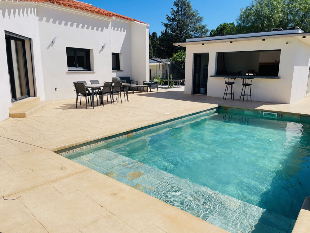 villa moderne avec prairie