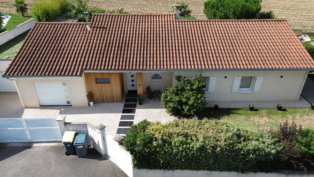 Maison individuelle avec jardin arboré et piscine