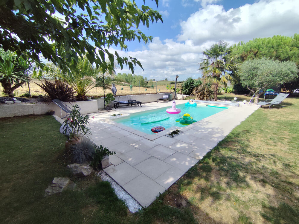 Maison individuelle avec jardin arboré et piscine