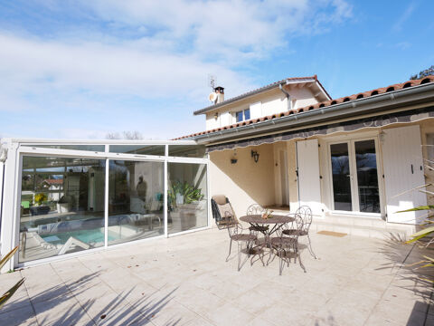   MAGNIFIQUE VILLA  au c�ur d'un parc de 3850 m2 avec annexe de 117 m2 Propri�t�/ch�teau - 6 pi�ce(s) - 175 m�