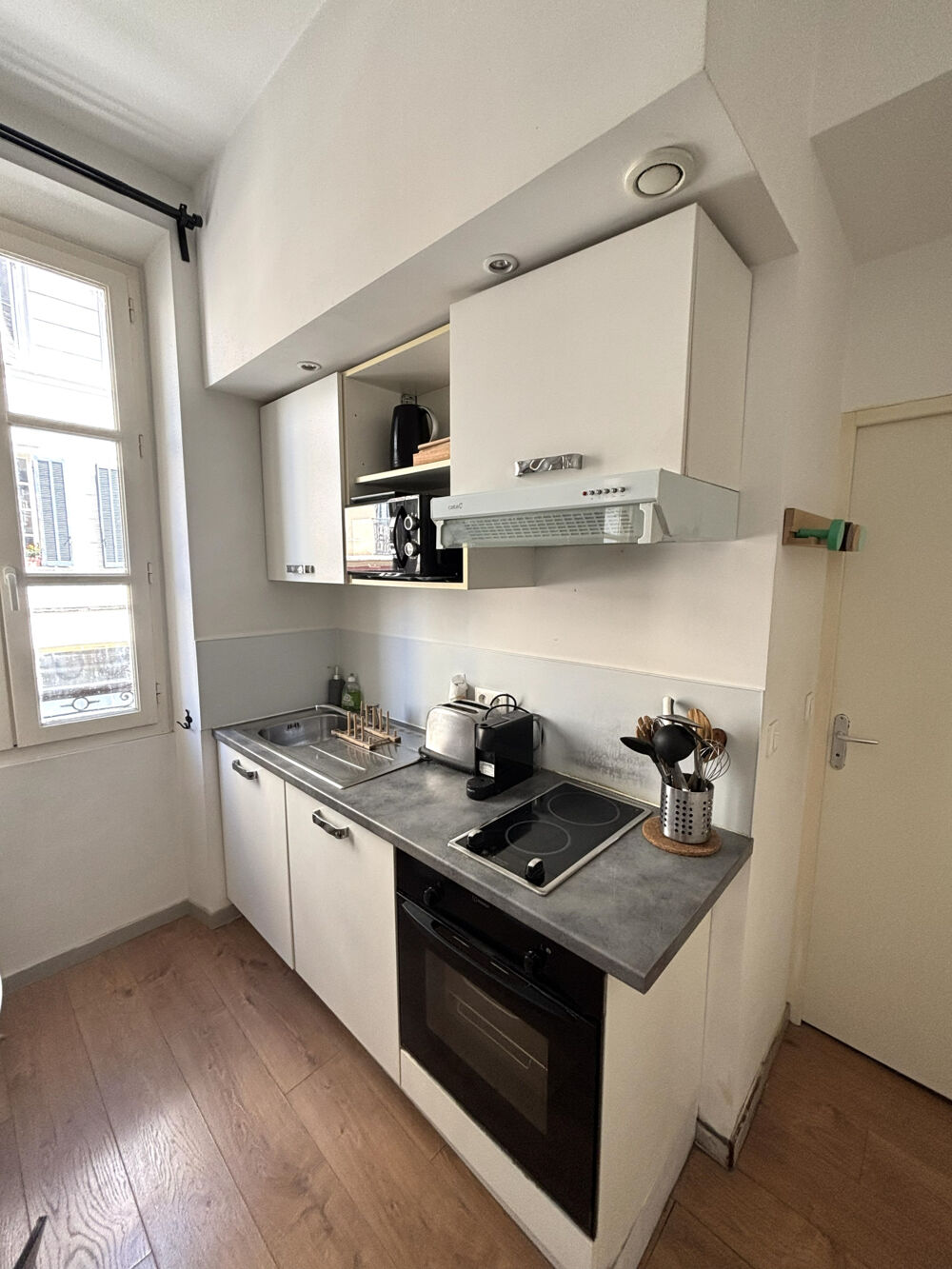 Location Appartement GRAND STUDIO MEUBLÉ CENTRE VILLE  / RUE EDOUARD PONS / QUARTIER LODI 13006 MARSEILLE. Marseille 6