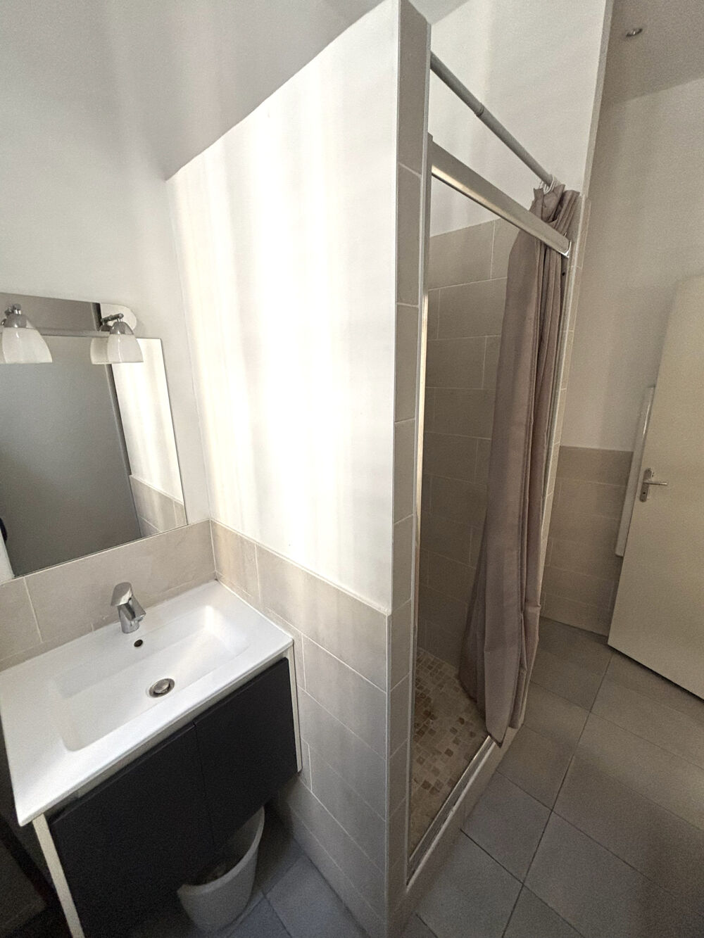 Location Appartement GRAND STUDIO MEUBLÉ CENTRE VILLE  / RUE EDOUARD PONS / QUARTIER LODI 13006 MARSEILLE. Marseille 6