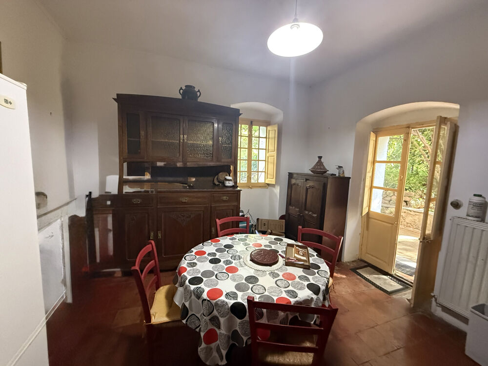 Grand T2 de 60 m2 avec terrasse jardinet et cave à restaurer