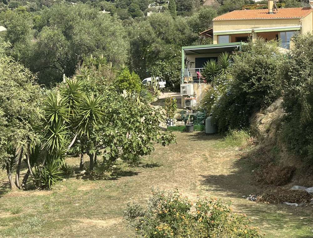 Habitation vue mer avec jardin.