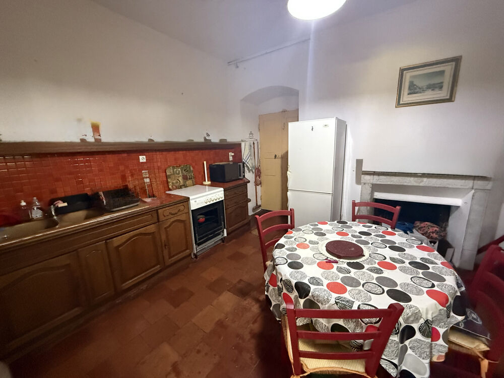 Grand T2 de 60 m2 avec terrasse jardinet et cave à restaurer