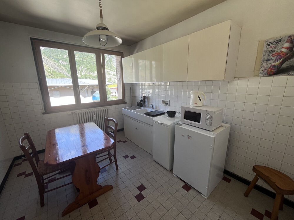 SAINT JEAN DE MAURIENNE A proximité immédiate des commerces et école Appartement T4 à rénover de 67 m2 très bi