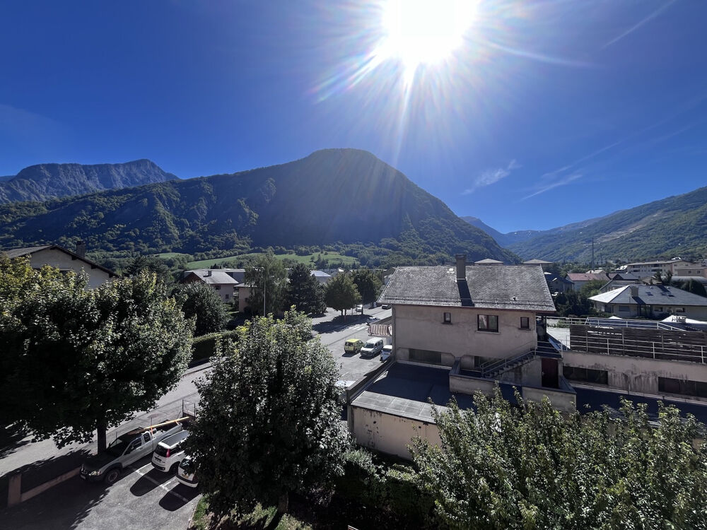SAINT JEAN DE MAURIENNE A proximité immédiate des commerces et école Appartement T4 à rénover de 67 m2 très bi