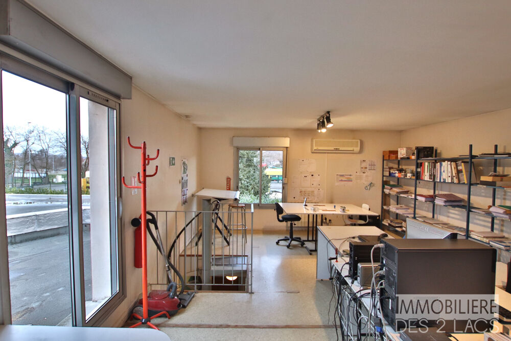   5 Bureaux - 1 Logement de fonction + 15 parkings + 1 garage Bourgoin jallieu