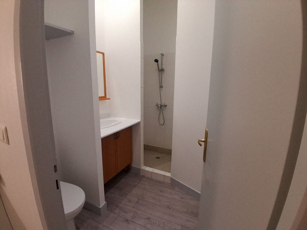 LIBOURNE DANS LA BASTIDE STUDIO RENOVE AU 1ER ETAGE