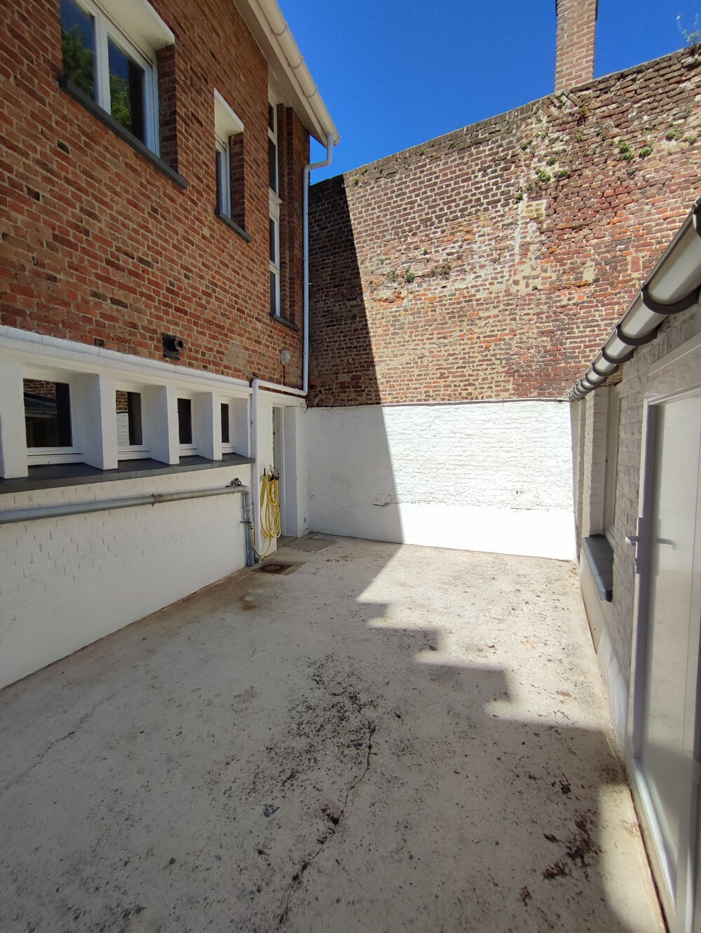 Maison et ses deux garages, centre Cassel