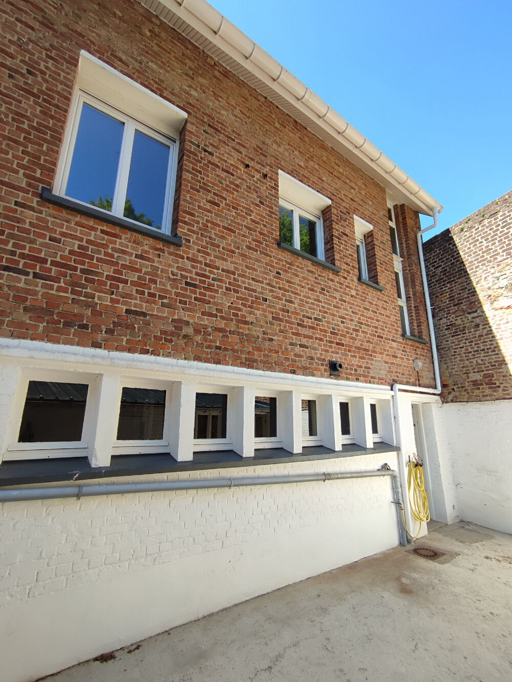 Maison et ses deux garages, centre Cassel