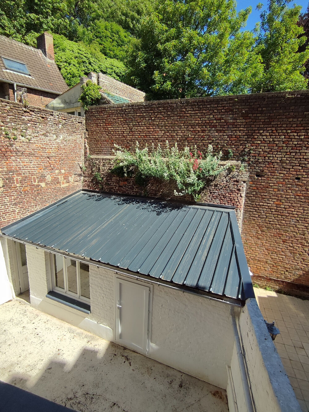 Maison et ses deux garages, centre Cassel