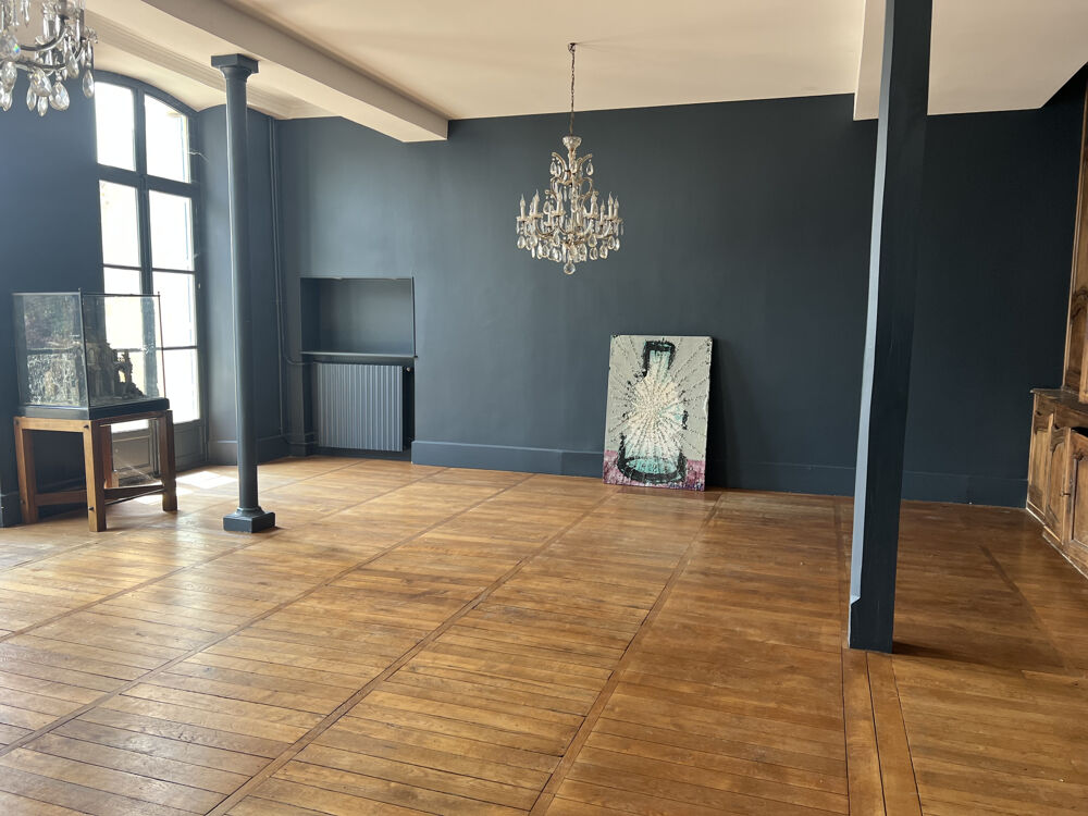 Splendeur historique au coeur de Nevers, hôtel particulier du XVIIe siècle, avec jardin et terrasse.
