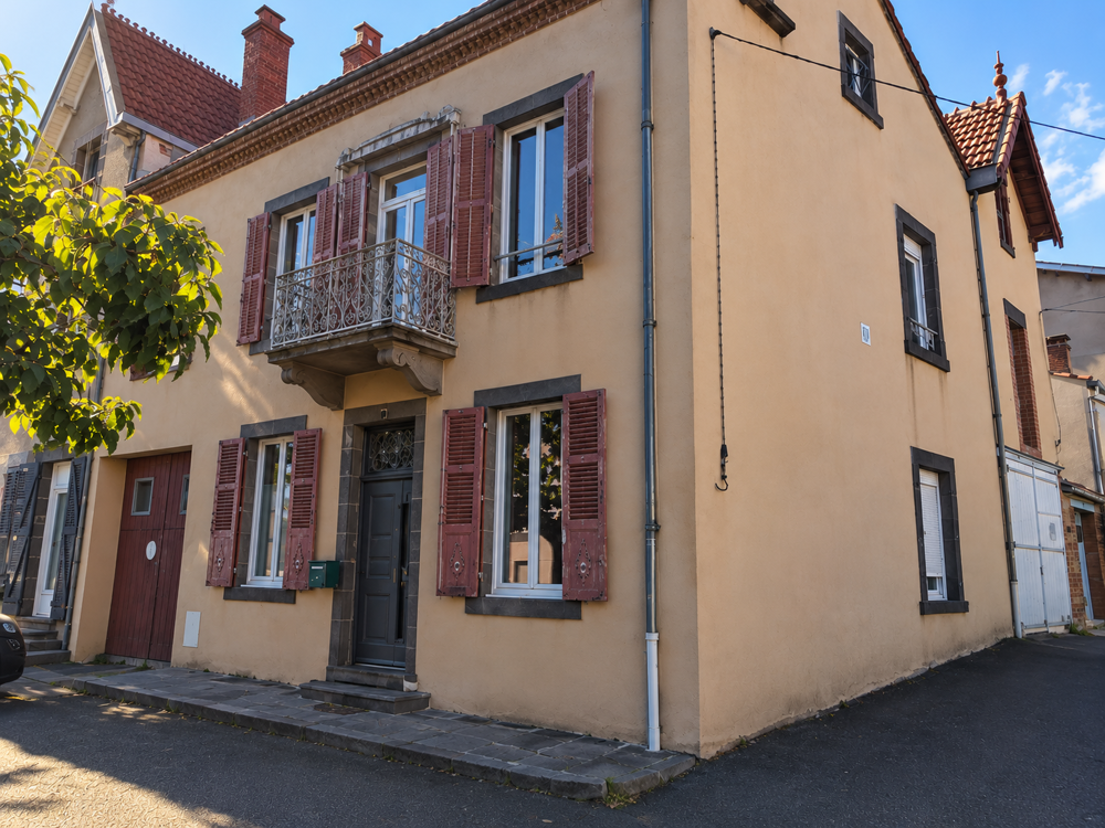 Grande maison de famille 2 garages terrasse et petit extérieur