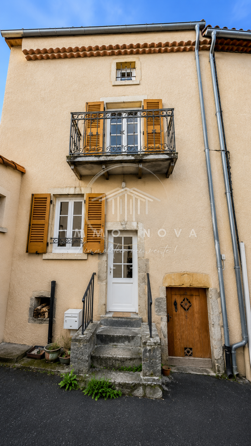 Maison de village avec petit balcon et cave