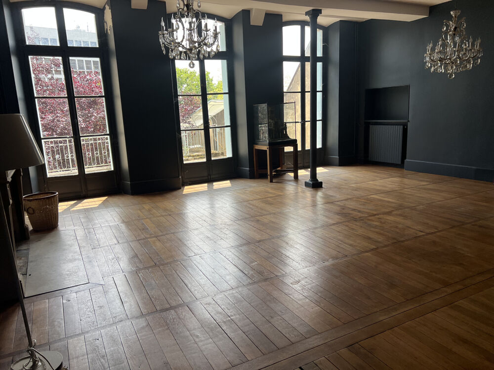 Splendeur historique au coeur de Nevers, hôtel particulier du XVIIe siècle, avec jardin et terrasse.