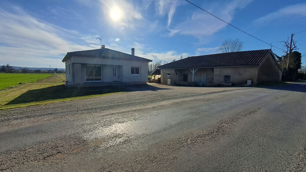 Secteur recherché, à 3 minutes des commodités.... 2 Habitations + dépendances...