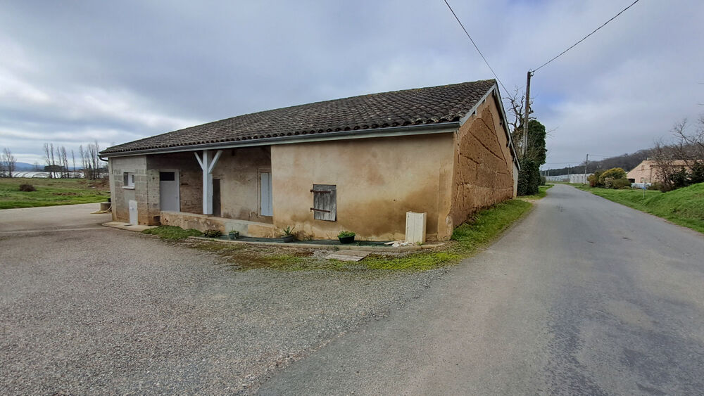Secteur recherché, à 3 minutes des commodités.... 2 Habitations + dépendances...