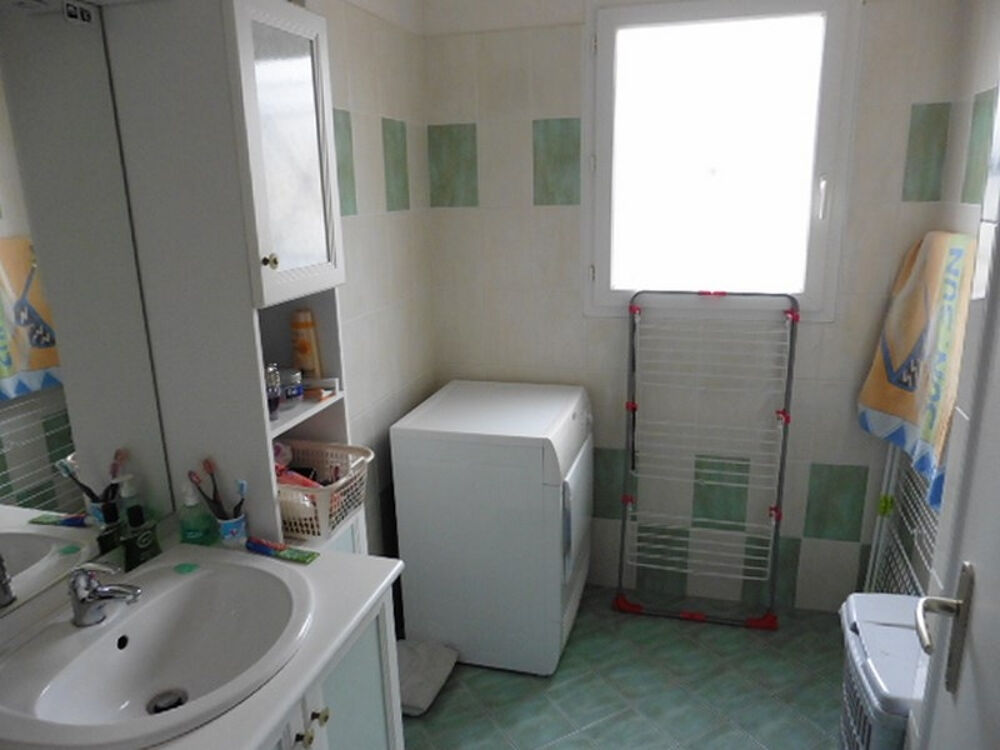 Maison de type 4 composée d 'un séjour/salle à manger, cuisine, 3 chambres, SDE, wc, cellier et dépendance ave