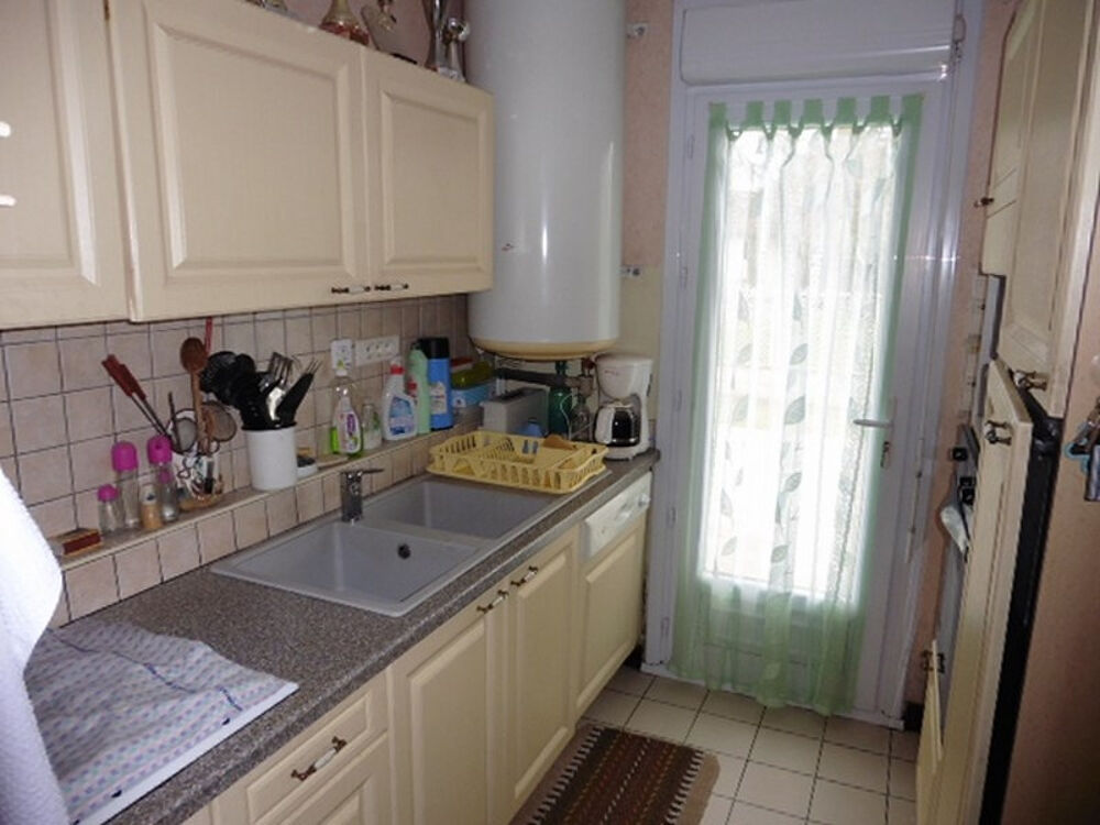 Maison de type 4 composée d 'un séjour/salle à manger, cuisine, 3 chambres, SDE, wc, cellier et dépendance ave