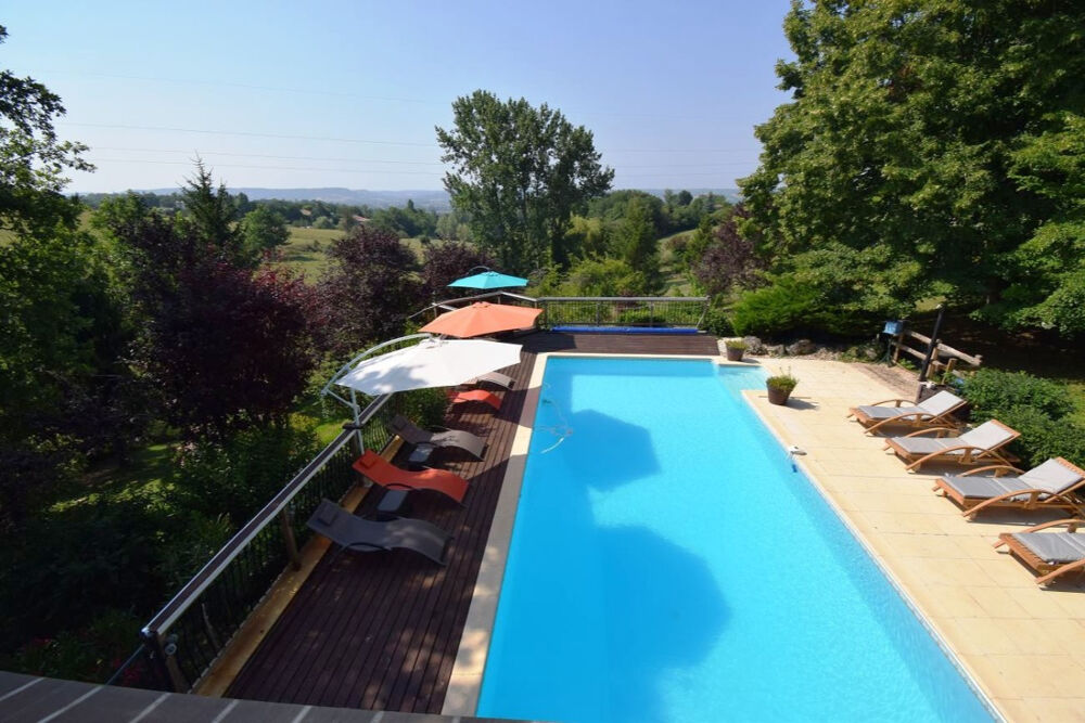 Vente Maison A moins de 10 mn du centre hospitalier et des commerces, au milieu de 3 ha de terrain, vous serez séduit par Villeneuve sur lot