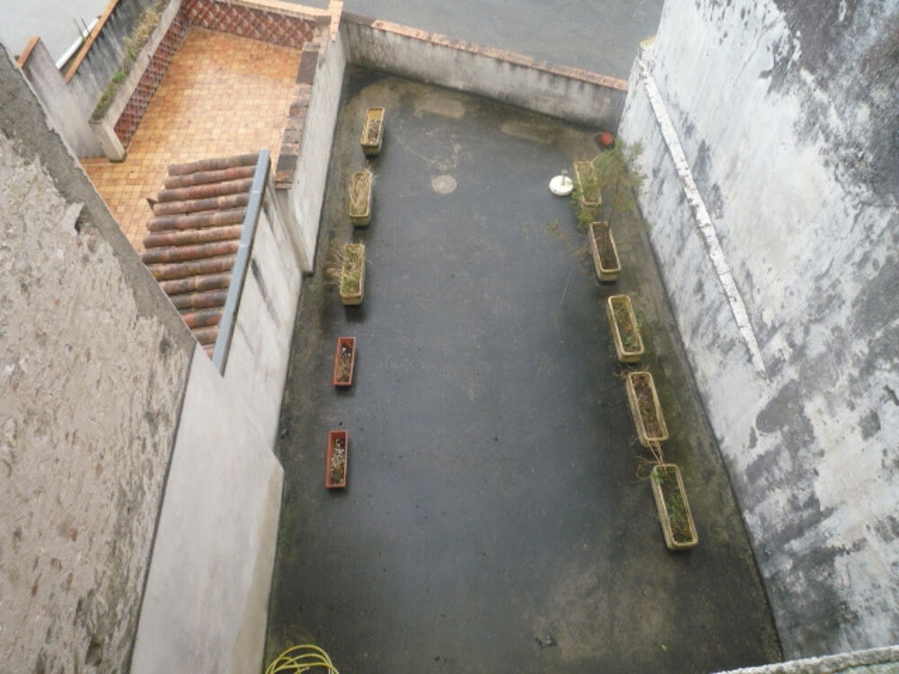 Immeuble 3 niveaux + terrasse + garages