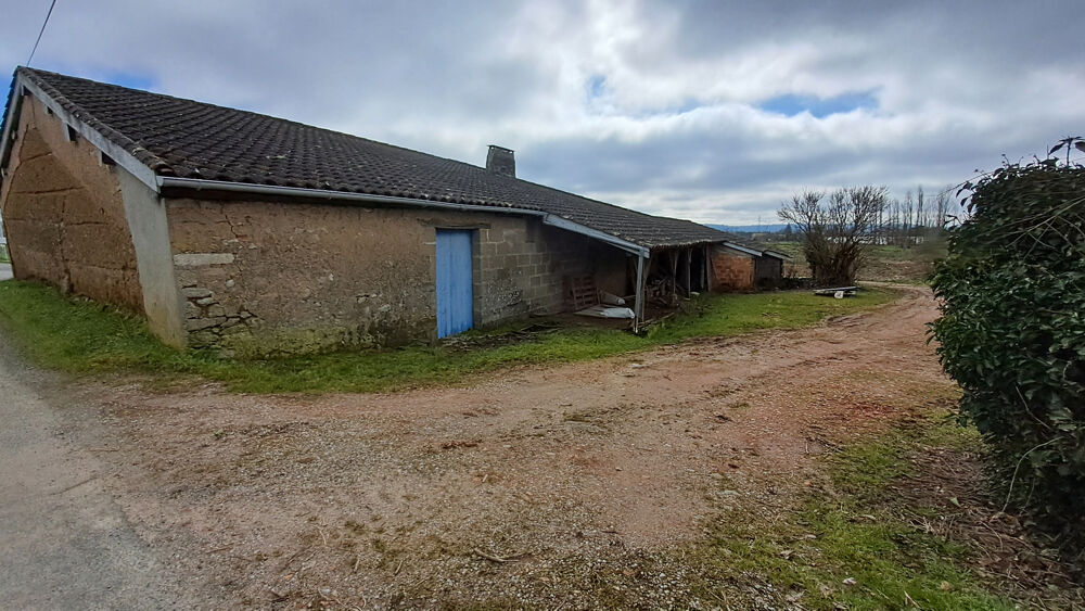 Secteur recherché, à 3 minutes des commodités.... 2 Habitations + dépendances...
