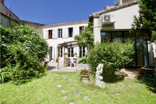 Vente Maison Centre ville...Ancien relais de poste...donnant sur 2 rues...Double Garage et jardin...Maison bourgeoise Villeneuve sur lot