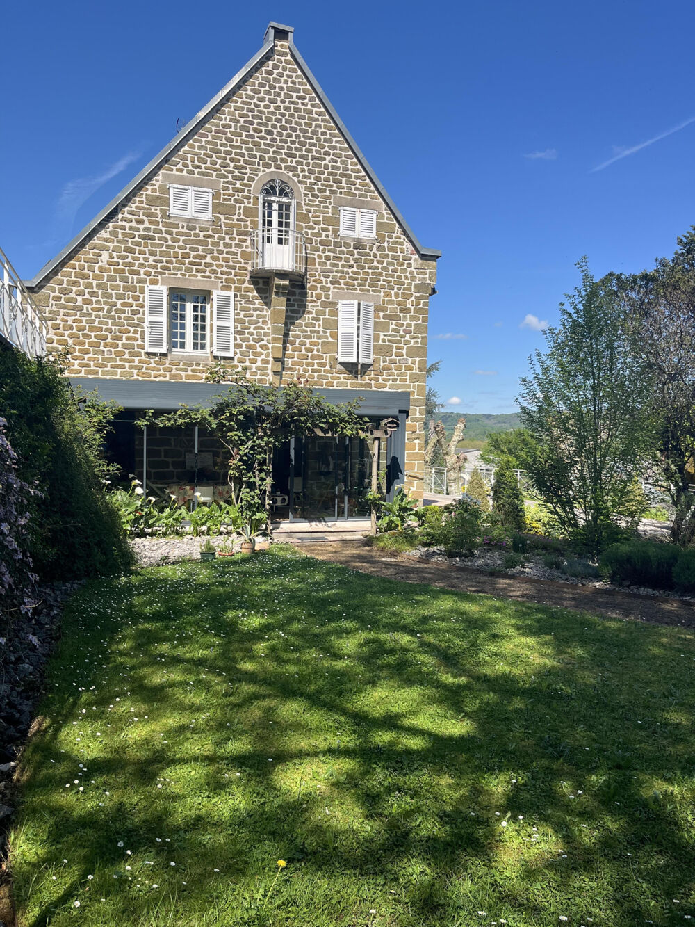 Maison de caractère en pierre - 10 pièces -310m2 - Terrain 5000 m2