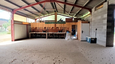   Atelier / dépôt avec espaces couverts et habitation 