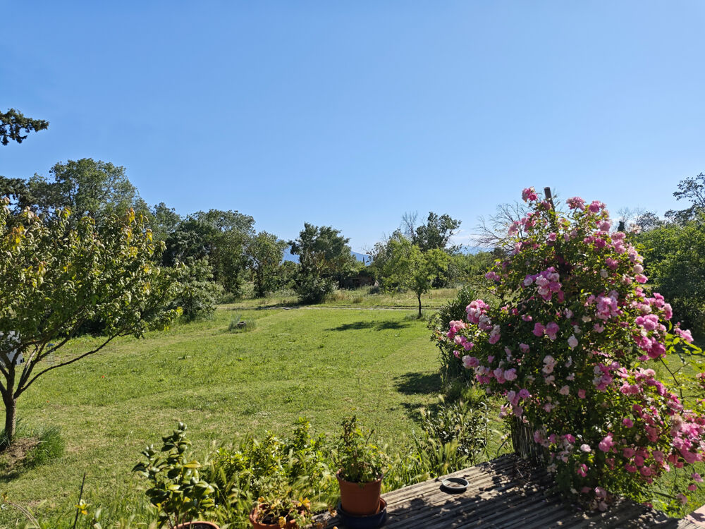Maison atype et écologique dans la prairie!