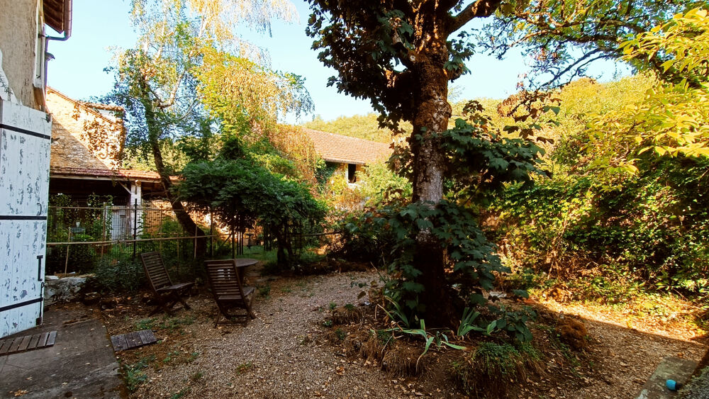 Deux maisons (une louée) et dépendances.