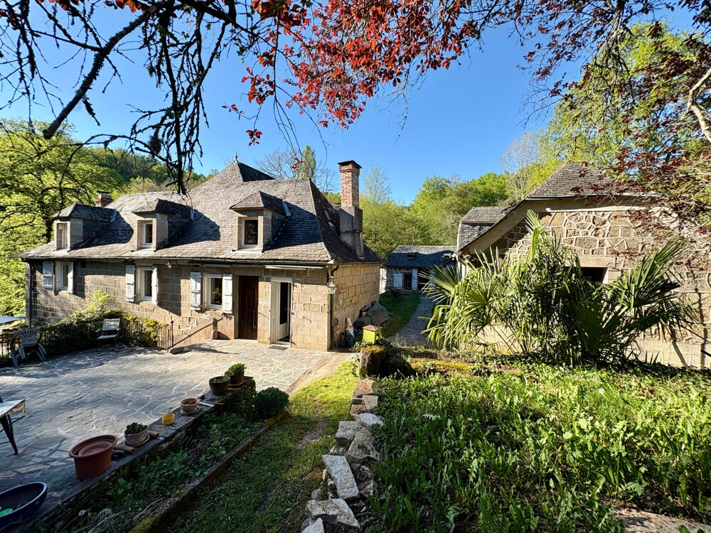 Maison en pierre de 190 m2 et dépendances