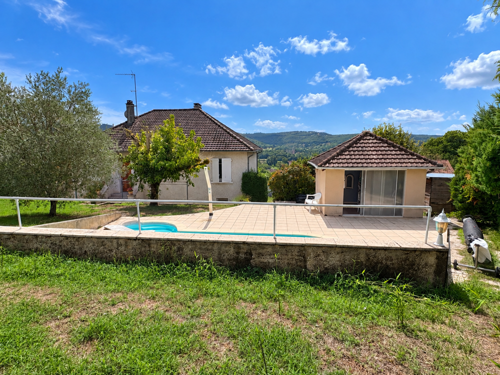 MAISON AVEC PISCINE ET JARDIN ARBORE QUARTIER CALME ET JOLIE VUE