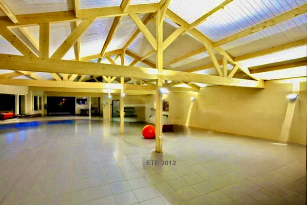Vente privée exclusive - Splendide ensemble immobilier avec maison et dépendances, piscine et parc arboré clos