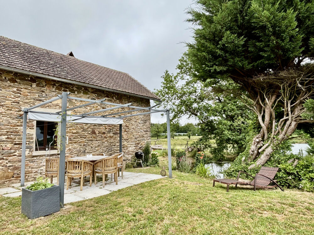 Bel ensemble immobilier situé à 2 minutes de pompadour, avec dépendances, grange, four à pain et pêcherie