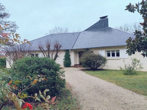   Maison de caract�re nich�e dans un �crin de verdure Maison - 10 pi�ce(s) - 232 m�