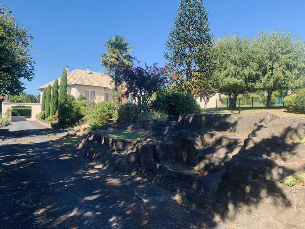 DONZENAC MAISON RÉNOVÉE AVEC PISCINE, TERRAIN DE 2 000 M2 ET GARAGE DE 70 M2