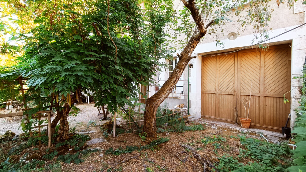 Deux maisons (une louée) et dépendances.