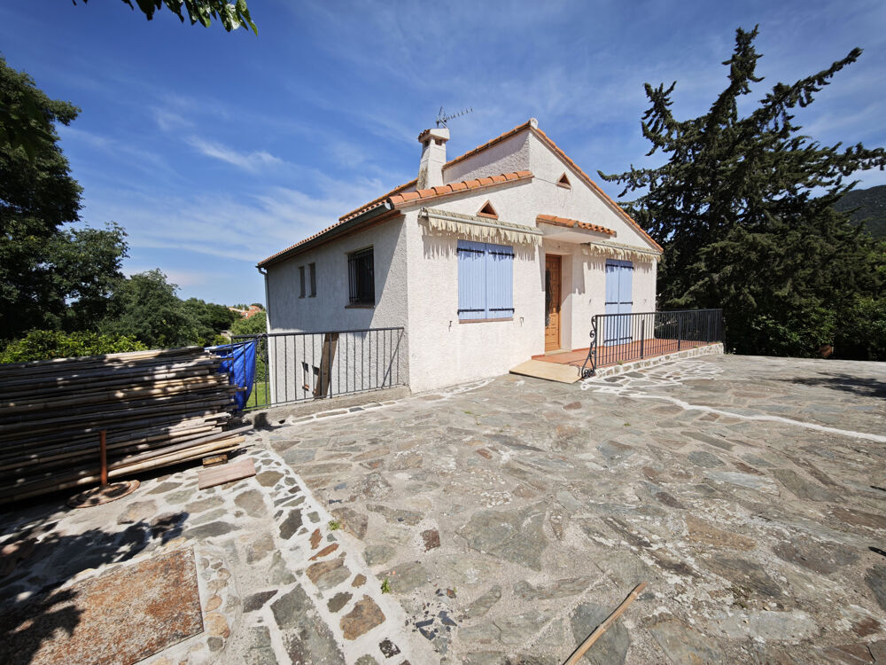 Belle situation pour cette propriété de 3 niveaux de 73m2 chacun posée sur terrain constructible de 1513m2!