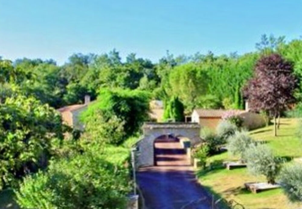 Vente privée exclusive - Splendide ensemble immobilier avec maison et dépendances, piscine et parc arboré clos