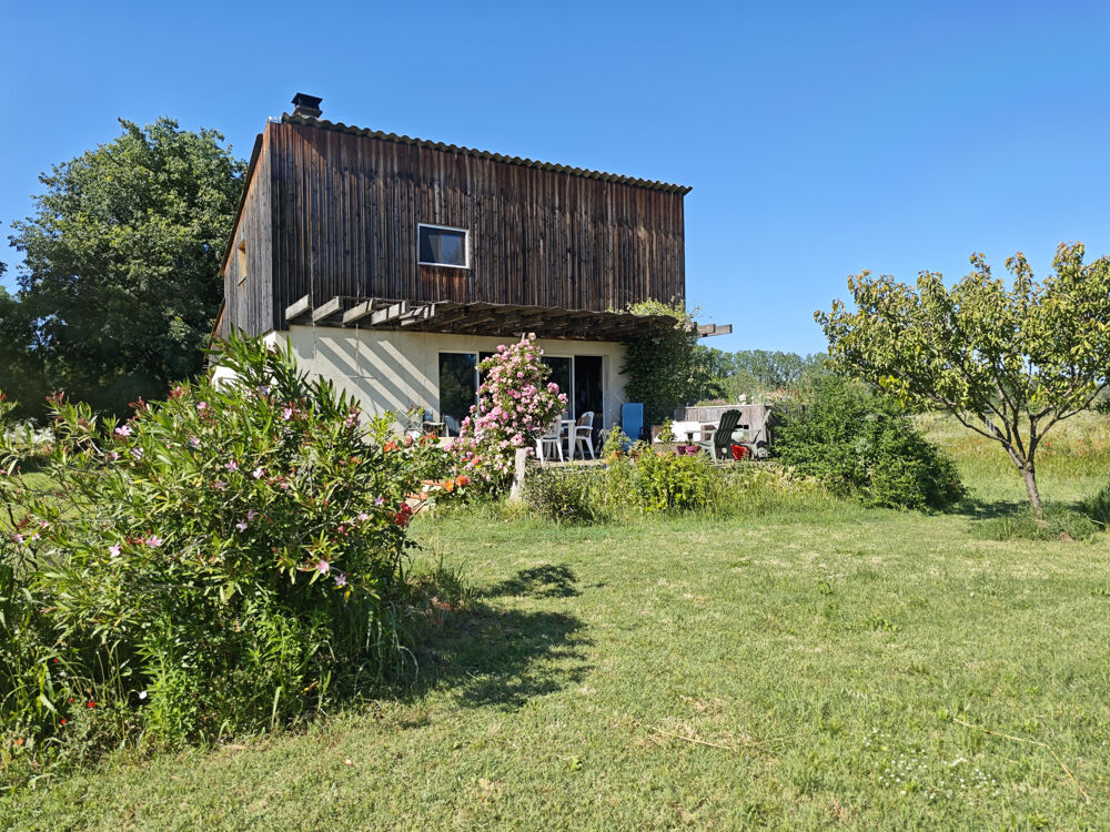 Maison atype et écologique dans la prairie!