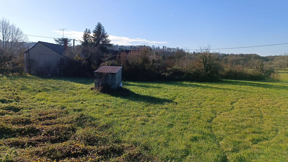 Petite maison à fort potentiel.