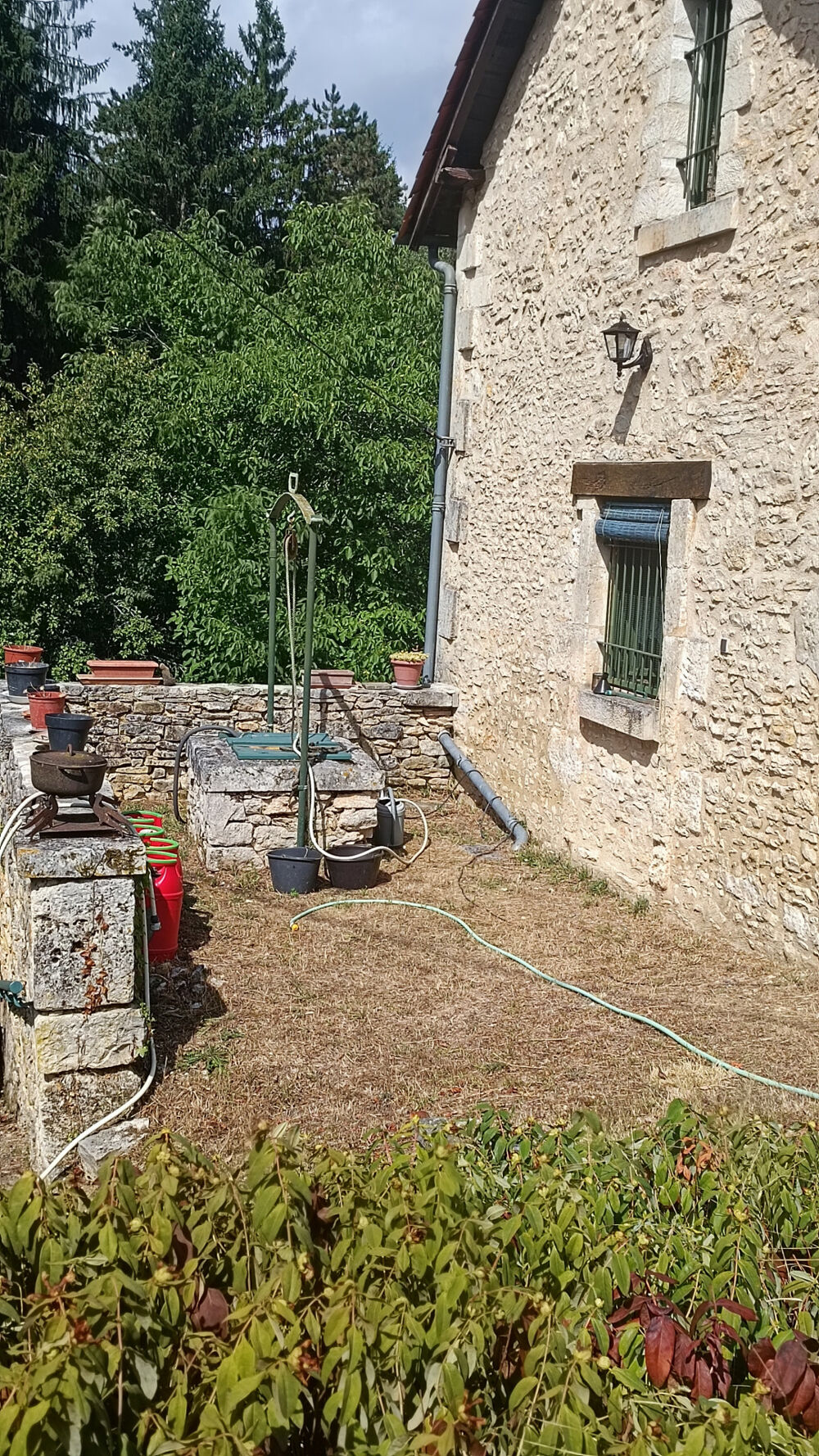 charmante maison en pierres avec 1ha5.