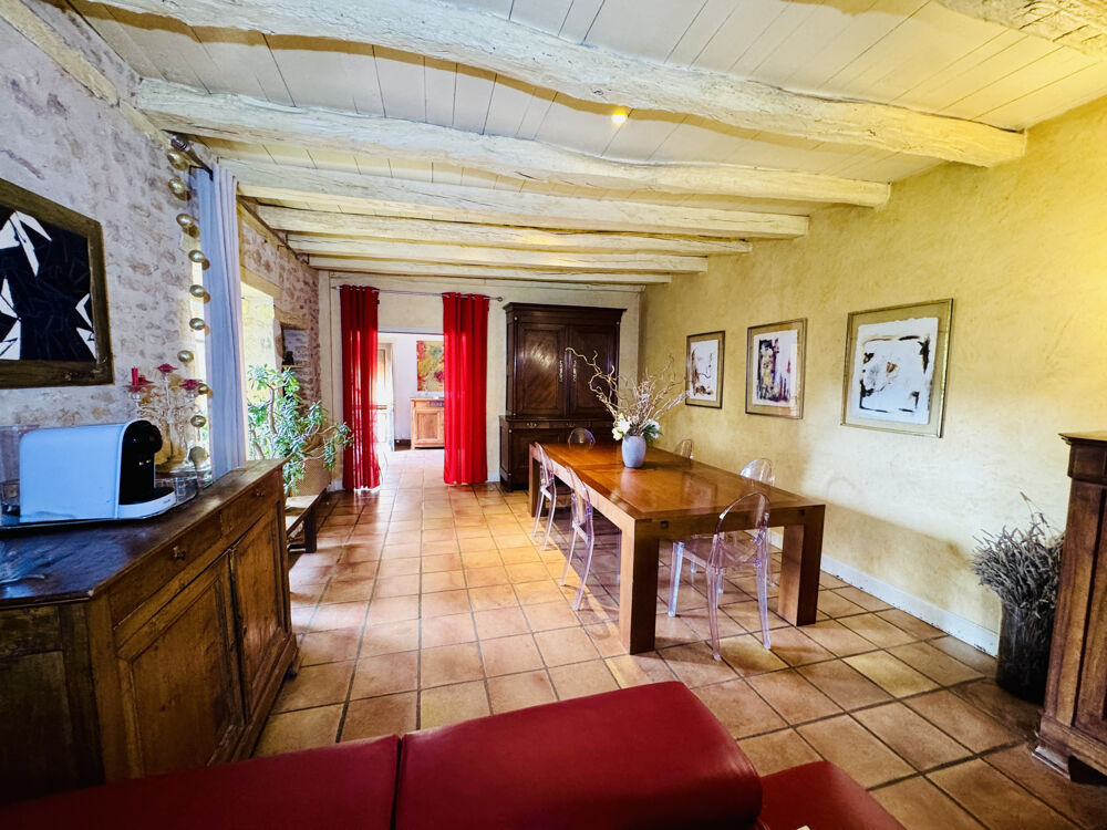 DEMEURE DE CARACTERE DOMINANT SARLAT avec dépendances et piscine